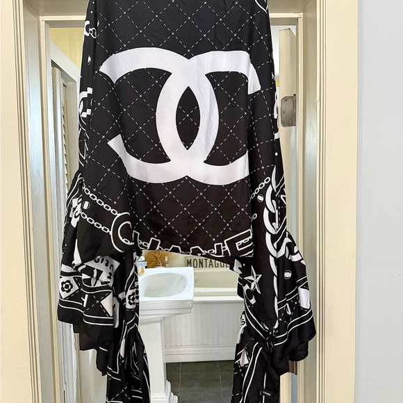 unbranded Tops - Black and White logo top